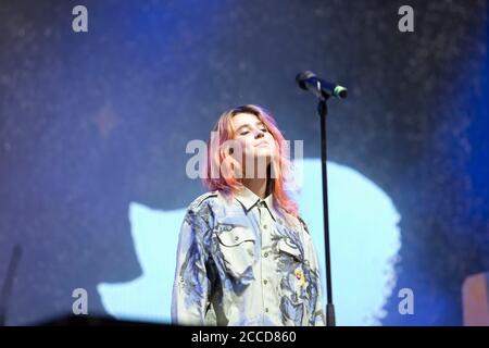 23.8.2019 Richfield Avenue Reading Berkshire UK Clairo tritt auf der bbc Radio eine Bühne am ersten Tag beim Lesefestival Stockfoto