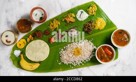 Onam Feast / Kerala Ona - Sadya in Banane serviert Leaf: Südindische vegetarische Mahlzeit Stockfoto