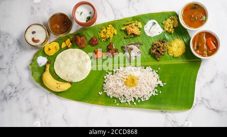 Onam Feast / Kerala Ona - Sadya in Banane serviert Leaf: Südindische vegetarische Mahlzeit Stockfoto