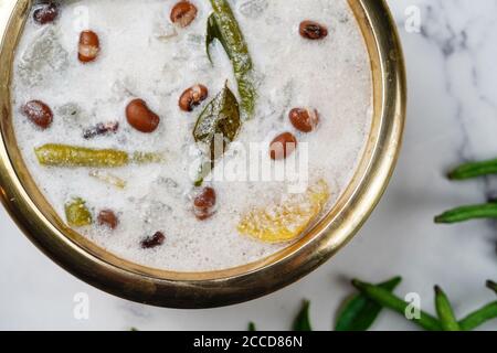 Kerala Oran Rezept - traditionelle Beilage während Onam zubereitet Schlemmen Sie mit Aschenkürbis und roten Bohnen Stockfoto