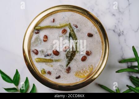 Kerala Oran Rezept - traditionelle Beilage während Onam zubereitet Schlemmen Sie mit Aschenkürbis und roten Bohnen Stockfoto