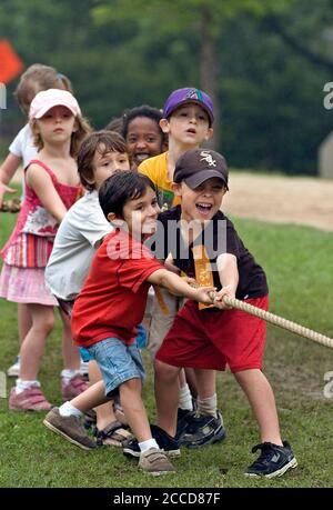 Austin, TX 8. Mai 2007: Kindergartenkinder im Team bei einem Seilzug-Event während der jährlichen Outdoor-Veranstaltungen der Barton Hills Elementary School zum Jahresende. ©Bob Daemmrich Stockfoto