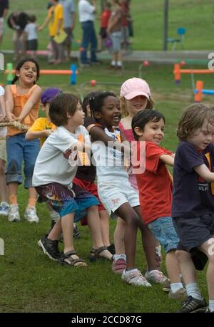 Austin, TX 8. Mai 2007: Kindergartenkinder im Team bei einem Seilzug-Event während der jährlichen Outdoor-Veranstaltungen der Barton Hills Elementary School zum Jahresende. ©Bob Daemmrich Stockfoto