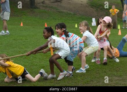 Austin, TX 8. Mai 2007: Kindergartenkinder im Team bei einem Seilzug-Event während der jährlichen Outdoor-Veranstaltungen der Barton Hills Elementary School zum Jahresende. ©Bob Daemmrich Stockfoto