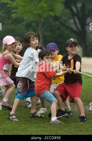 Austin, TX 8. Mai 2007: Kindergartenkinder im Team bei einem Seilzug-Event während der jährlichen Outdoor-Veranstaltungen der Barton Hills Elementary School zum Jahresende. ©Bob Daemmrich Stockfoto