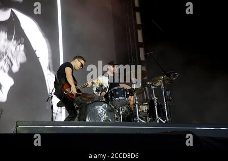 23.8.2019 Richfield Avenue Reading Berkshire UK Royal Blood treten auf der Hauptbühne am ersten Tag beim Reading Festival auf.Leute im Bild: Mike Kerr Stockfoto