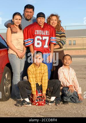 San Antonio, Texas, USA, April 6 2007: Die Familie Solano, die durch ein Familienzählungsprogramm unterstützt wurde, das Eltern lehrt, wie sie besser mit Familienproblemen umgehen können. ©Bob Daemmrich Stockfoto