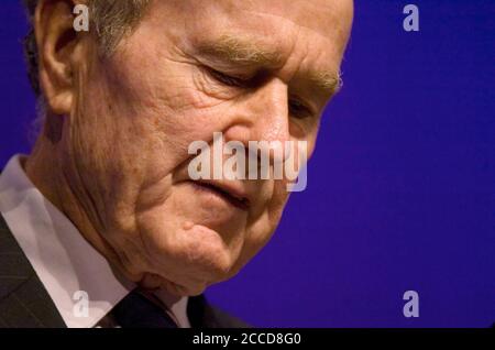 Houston, TX 20. April 2007: Ehemaliger US-Präsident George H.W. Bush hält die Keynote-Rede auf der Texas Apartment Assn. Convention. Bush sagte den Branchenführern, in allen Geschäftssituationen nach Ethik zu streben. ©Bob Daemmrich / Stockfoto
