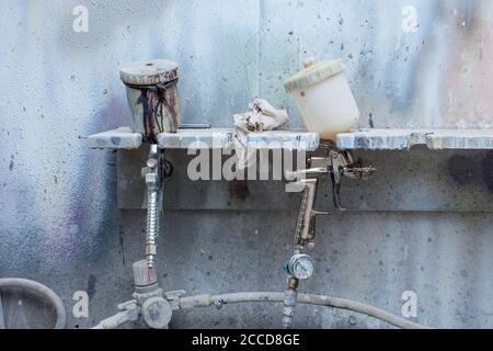 Werkstatt für das Lackieren und Lackieren von Möbeln mit einer Farbpistole. Industrielle Produktion von Möbeln. Hochwertige Fotos Stockfoto