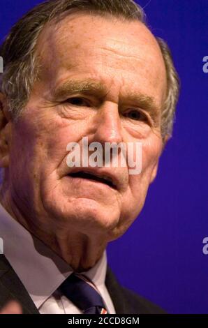 Houston, TX 20. April 2007: Ehemaliger US-Präsident George H.W. Bush hält die Keynote-Rede auf der Texas Apartment Assn. Convention. Bush sagte den Branchenführern, in allen Geschäftssituationen nach Ethik zu streben. ©Bob Daemmrich / Stockfoto