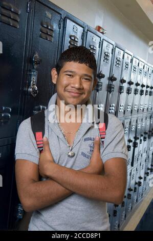 Hidalgo, Texas 26. Februar 2007: Hidalgo High School, Hispanic Neuling männlich Student posiert durch Spinde. ©Bob Daemmrich Stockfoto