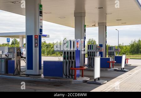 Benzin- und Dieselverteiler an der Tankstelle. Gaspumpendüsen. Tankpistole in Nahaufnahme an der Tankstelle. Farbenfrohe Zapfpistolen Stockfoto