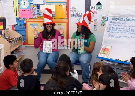 Donna, Texas USA, 1. März 2007: High School-Senioren lesen am Geburtstag von Dr. Seuss an der IDEA Public School, einer siebenjährigen Charterschule mit 1,200 überwiegend hispanischen Schülern in Südtexas. ©Bob Daemmrich Stockfoto