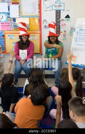 Donna, Texas USA, 1. März 2007: High School-Senioren lesen am Geburtstag von Dr. Seuss an der IDEA Public School, einer siebenjährigen Charterschule mit 1,200 überwiegend hispanischen Schülern in Südtexas. ©Bob Daemmrich Stockfoto