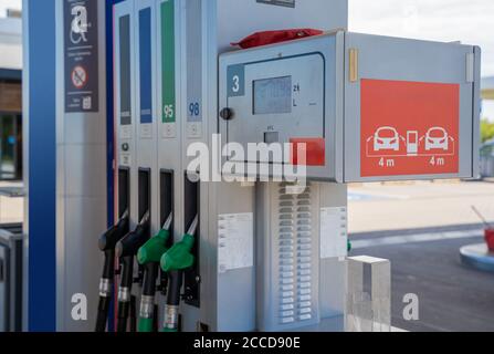 Benzin- und Dieselverteiler an der Tankstelle. Gaspumpendüsen. Tankpistole in Nahaufnahme an der Tankstelle. Farbenfrohe Zapfpistolen Stockfoto