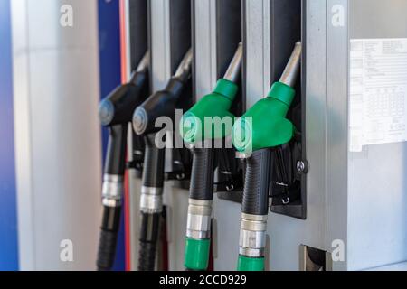 Benzin- und Dieselverteiler an der Tankstelle. Gaspumpendüsen. Tankpistole in Nahaufnahme an der Tankstelle. Farbenfrohe Zapfpistolen Stockfoto