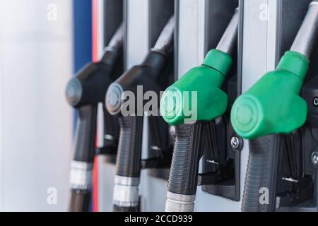 Benzin- und Dieselverteiler an der Tankstelle. Gaspumpendüsen. Tankpistole in Nahaufnahme an der Tankstelle. Farbenfrohe Zapfpistolen Stockfoto