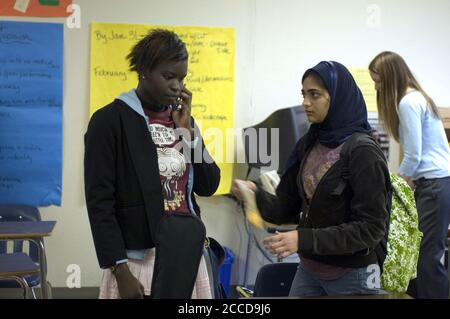 Austin, Texas, USA, 1. Februar 2007: Muslimische Schüler der neunten Klasse besuchen mit einem schwarzen Klassenkameraden im Klassenzimmer der Highschool. ©Bob Daemmrich Stockfoto