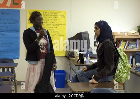 Austin, Texas, USA, 1. Februar 2007: Muslimische Schüler der neunten Klasse besuchen mit einem schwarzen Klassenkameraden im Klassenzimmer der Highschool. ©Bob Daemmrich Stockfoto