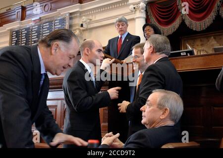Austin, Texas: 10. Januar 2007: Eröffnungstag der 80. Sitzung der texanischen Legislative im Repräsentantenhaus, an der die Mitglieder des Repräsentantenhauses am ersten Sitzungstag über die Einführung neuer Gesetzesvorlagen konferieren. Ganz links ist Rep. Tommy Merritt, ganz rechts Rep. Warren Chisum. Unter dem Vorsitz von Außenminister Roger Williams. ©Bob Daemmrich Stockfoto