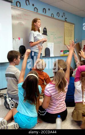 Round Rock, Texas, USA, 28. September 2006: Ein erfahrener Lehrer der vierten Klasse arbeitet mit Schülern an einer englischsprachigen Kunststunde über Essayschreiben am Great Oaks Elementary. Die vorstädtische Schule in Austin hat etwa 1200 Schüler. ©Bob Daemmrich Stockfoto