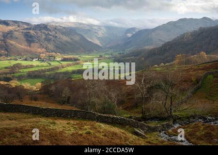 Blick über das Borrowdale Valley von unten Low Scawdel im Lake District National Park, Cumbria, England. Stockfoto