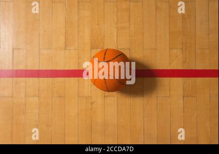 Basketballball auf einem Basketballplatz, mit roter Linie Stockfoto