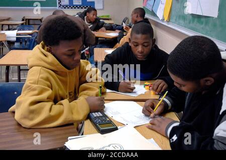 Fort Worth, TX 1. Dezember 2006: Mathematikstudenten der neunten Klasse arbeiten an Wahrscheinlichkeitsprobleme in der Klasse der Dunbar High School. ©Bob Daemmrich Stockfoto