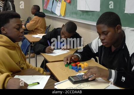 Fort Worth, TX 1. Dezember 2006: Mathematikstudenten der neunten Klasse arbeiten an Wahrscheinlichkeitsprobleme in der Klasse der Dunbar High School. ©Bob Daemmrich Stockfoto