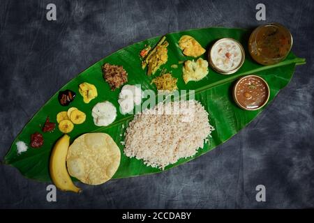 Onam Feast / Kerala Ona-Sadya serviert in Bananenblatt Stockfoto