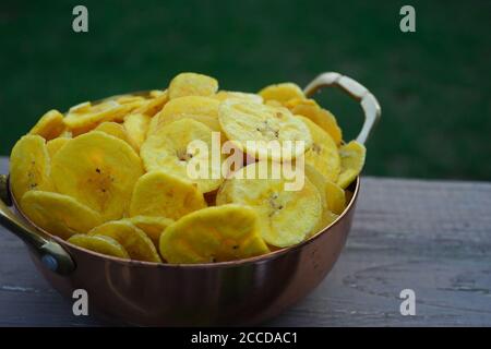 Hausgemachte Kochbananen / Kerala Banana Chips mit Kopierraum Stockfoto