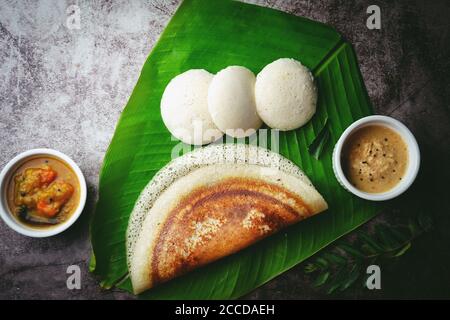 Südindisches Frühstück Idli Dosa sambar und Chutney serviert Bananenblatt Stockfoto