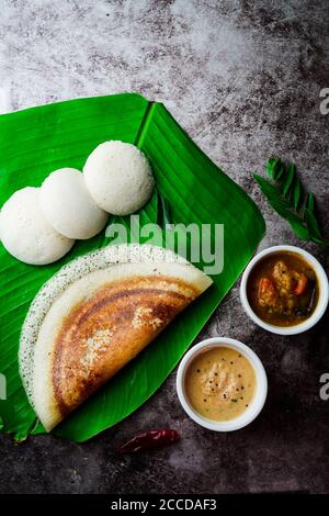 Südindisches Frühstück Idli Dosa sambar und Chutney serviert Bananenblatt Stockfoto