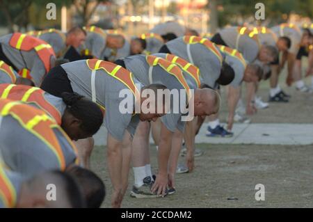 Fort Hood, Texas 27,2006. September: Soldaten der 1. Kavalleriedivision in Fort Hood, Texas, üben im frühen Morgenlicht, während sie sich auf einen Falleinsatz in den Irak vorbereiten. Fast 10,000 Soldaten nahmen an der morgendlichen Übung Teil, zu der auch ein 2-1/2-Meilen-Lauf gehörte. ©Bob Daemmrich Stockfoto