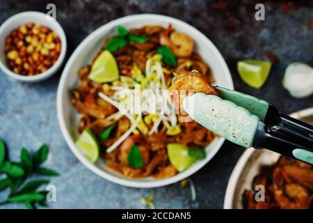 Hausgemachte Garnelenunterlage Thai mit flachen Reisnudeln Stockfoto