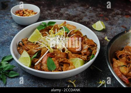 Hausgemachte Garnelenunterlage Thai mit flachen Reisnudeln Stockfoto