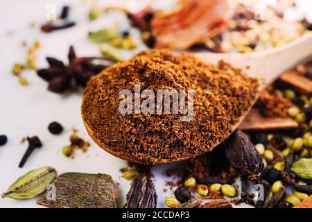 Hausgemachte Garam Masala Pulver / indische Gewürzmischung, selektiver Fokus Stockfoto