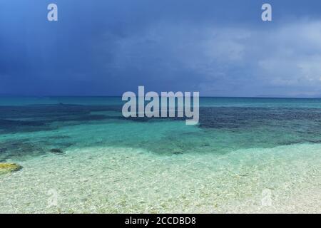 Schöner Sandstrand mit türkisfarbenem Meer./ erstaunlich farbenfroh sauberes Meer/ Tropische Insel/ Stockfoto