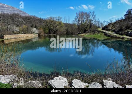 Blaue Oase umgeben von Berg-/Bergkulisse mit Wiesen, Gipfeln und Gletscherseen in Kroatien, Stockfoto