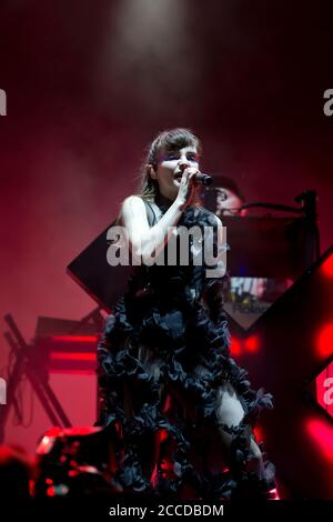 25.8.2019 Richfield Avenue Reading Berkshire UK CHVRCHES auf dem durchführen Hauptbühne am dritten Tag beim Lesefestival People in Bild:Lauren Mayberry Stockfoto