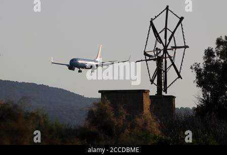 Palma, Spanien. August 2020. Ein TUI-Flieger fliegt über eine alte Windmühle auf dem Weg zum Flughafen Palma de Mallorca. Laut Turespana (Organisation abhängig vom spanischen Industrieministerium) ist die Zahl der Touristen auf den Balearen im Juli 2020 um 74% im Vergleich zum Vorjahr gesunken. Quelle: Clara Margais/dpa/Alamy Live News Stockfoto