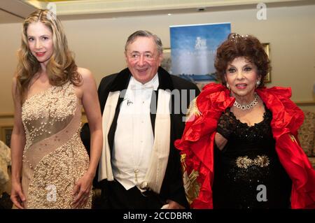 Wien, Österreich. Archivbild 07. Februar 2013. Richard Lugner (Mitte) mit seinem Opernballgast Mira Sorvino (L) und Gina Lollobrigida (R) im Grand Hotel Vienna. Stockfoto