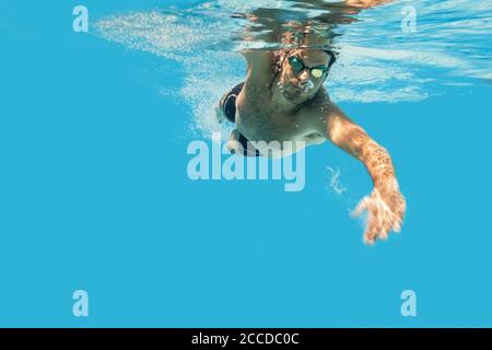 Profi-Schwimmer im Schwimmbad. Unterwasserschwimmen Foto mit Kopierplatz. Stockfoto