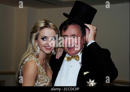 Wien, Österreich. Archivbild 11. Februar 2015. Richard Lugner (R) mit seiner Frau Cathy Schmitz (L)im Grand Hotel Wien. Stockfoto