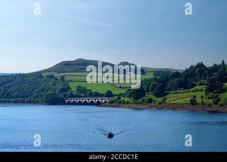 Großbritannien, Derbyshire, Peak District, Ladybower Reservoir mit Blick auf Ashopton Viaduct & Crook Hill Stockfoto