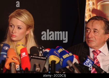 Wien, Österreich. Archivbild 15. Februar 2007. Richard Lugner (R) mit seinem Opera Ball Gast Paris Hilton (L) im Lugner Cinema. Stockfoto