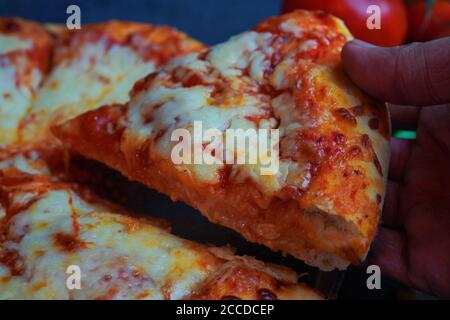 Hausgemachte flauschige Käse Pizza, selektive Fokus Stockfoto