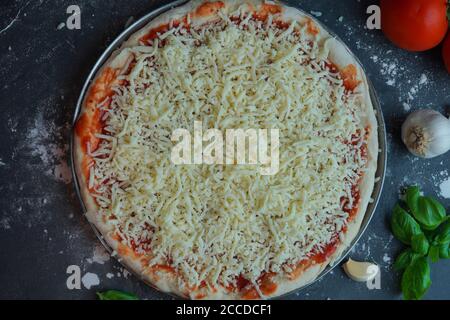 Hausgemachte flauschige Käse Pizza, selektive Fokus Stockfoto
