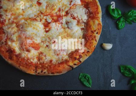 Hausgemachte flauschige Käse Pizza, selektive Fokus Stockfoto