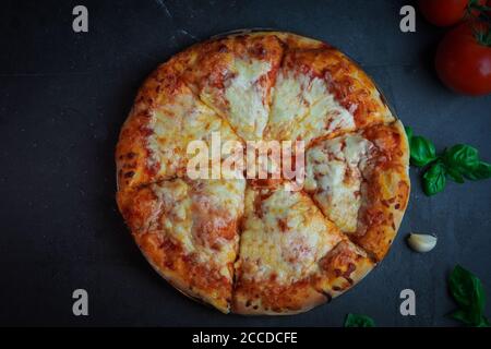 Hausgemachte flauschige Käse Pizza, selektive Fokus Stockfoto